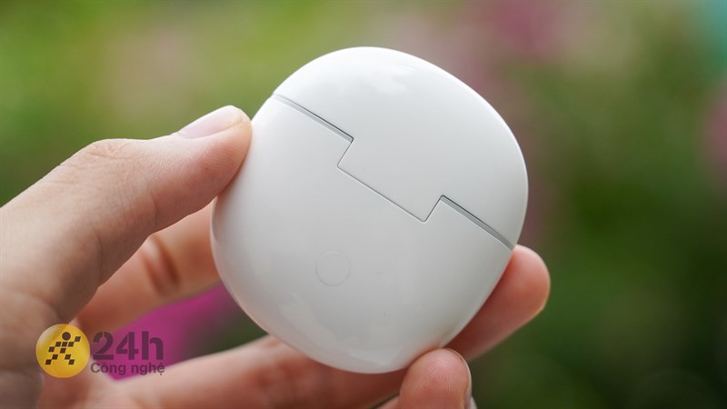 Mặt sau của hộp sạc Vivo TWS Air là nút bấm hỗ trợ kết nối được làm rất khít với bề mặt