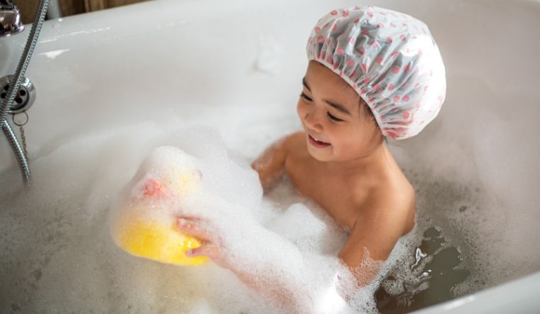 Một số trường hợp cha mẹ không nên tắm cho con