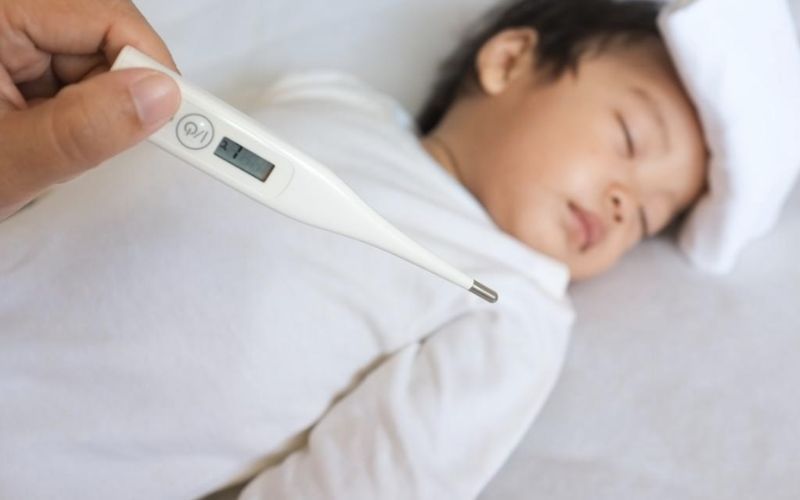 Tắm nước lạnh khi trẻ sốt cao