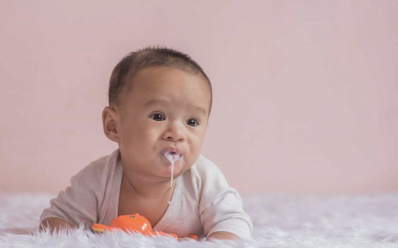 Tắm khi con bị nôn mửa, tiêu chảy liên tục