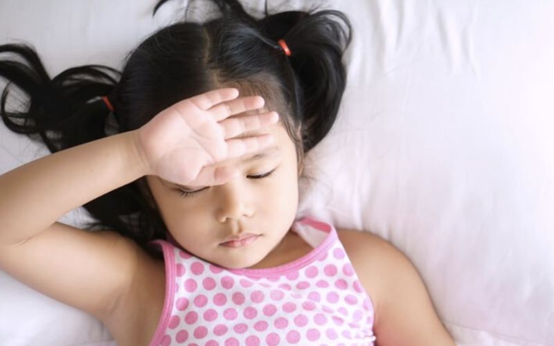 Tắm nước ấm cho trẻ khi đói