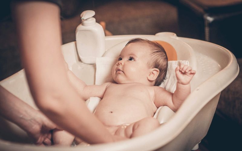 Nên chuẩn bị gì trước khi tắm cho con
