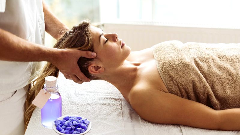 Massage bằng tinh dầu oải hương