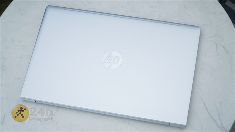 Mặt trước của HP Probook 450 G9 được hoàn thiện dạng nhám và tạo điểm nhấn bởi logo HP ở vị trí trung tâm.