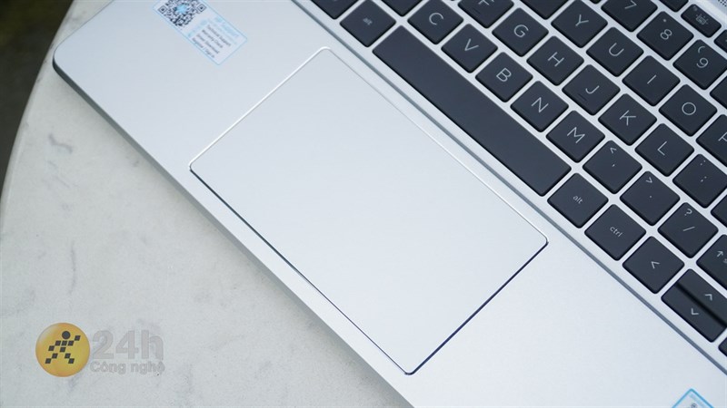 Bàn rê của HP Probook 450 G9 có kích thước vừa phải, không gian đủ để mình thao tác bằng 2-3 ngón tay.