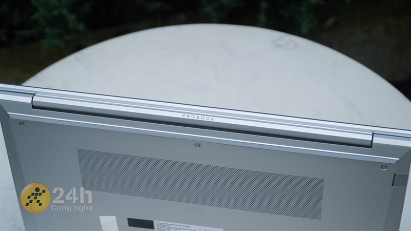 Phần bản lề của HP Probook 450 G9 có kích thước lớn và chắc chắn.