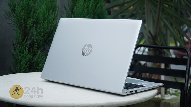 Dù sử dụng chất liệu nhựa nhưng nhờ cách hoàn thiện của HP mà HP Probook 450 G9 trông như được làm từ kim loại vậy.