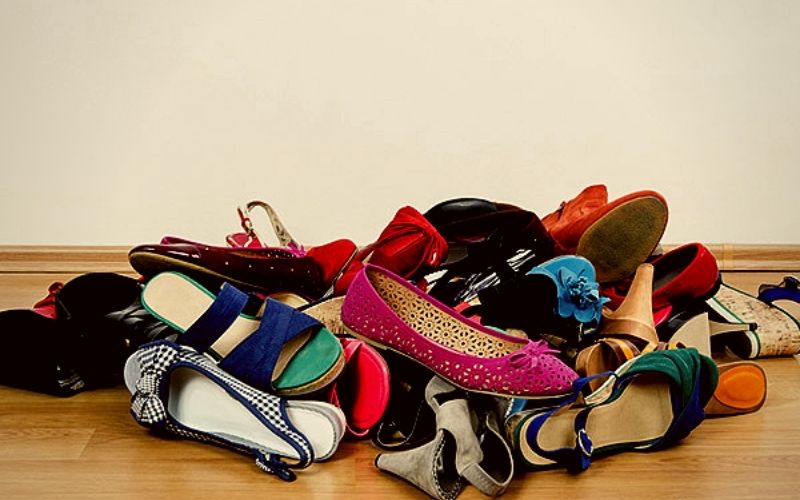 Để giày bừa bãi