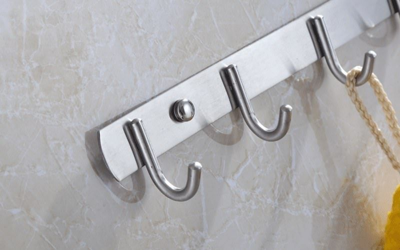 Sử dụng móc treo kim loại