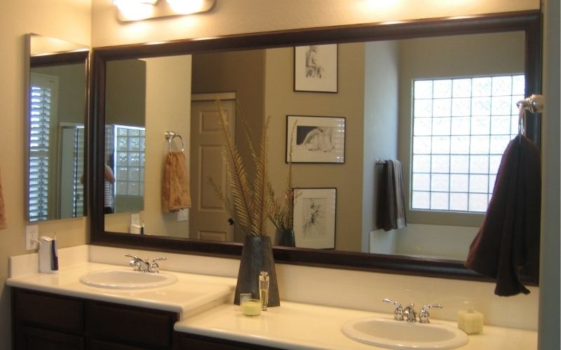 Lắp gương lớn trong phòng tắm