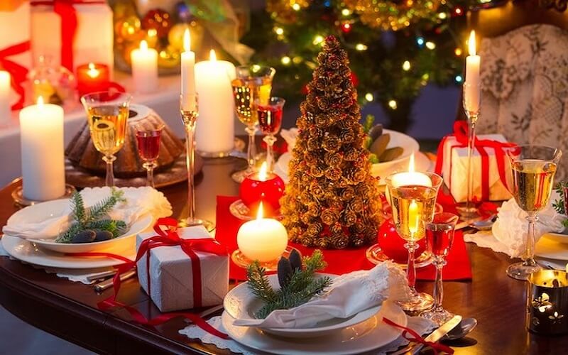 Chụp ảnh Noel bên bàn tiệc ấm cúng