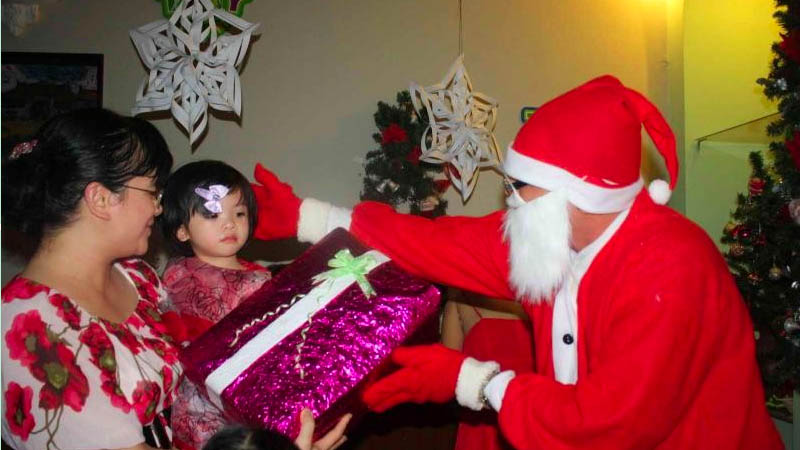Ông già Noel tặng quà cho các bé