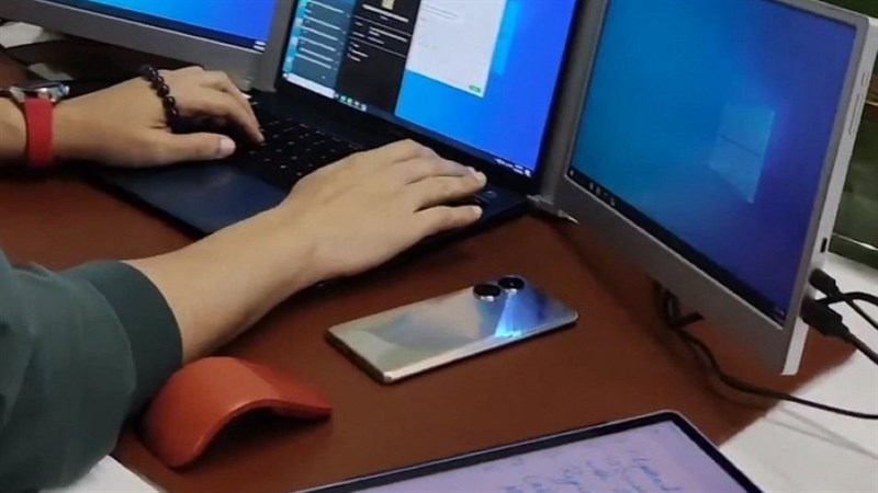 Ảnh chụp thực tế được cho là của realme 10 Pro bị phát hiện trên bàn làm việc