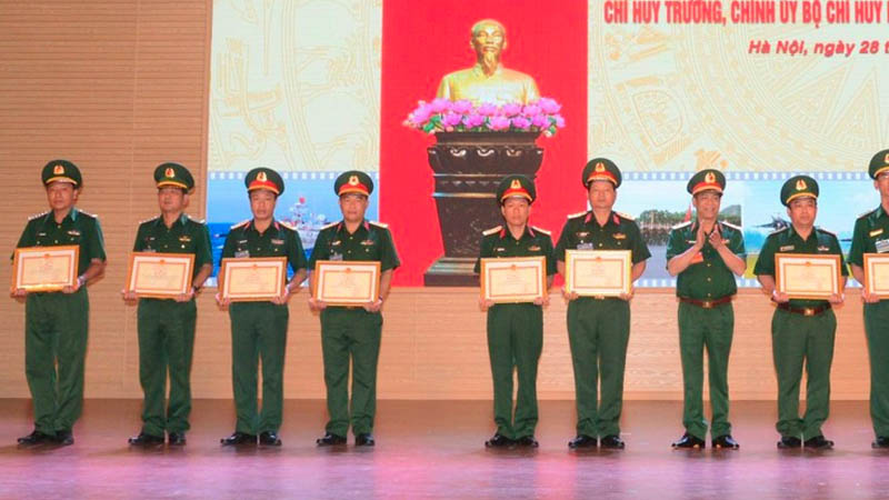 Tặng món quà ý nghĩa nhân ngày Quân đội Nhân dân Việt Nam