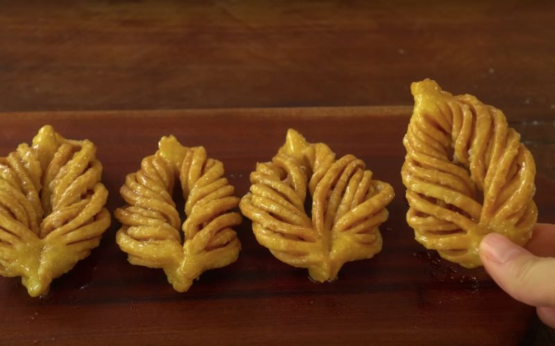 The recipe for making crispy leaf-shaped snack cake, extremely eye-catching