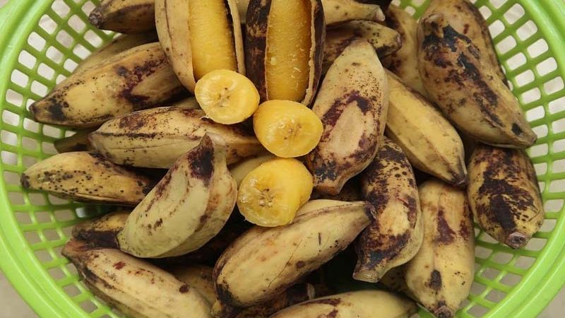 Chuối luộc: Làm đẹp da, trị táo bón