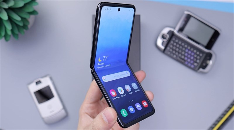 OPPO Find N Flip là thiết bị gập vỏ sò tương tự với Galaxy Z Flip 4 (Ảnh: Jatim Network)