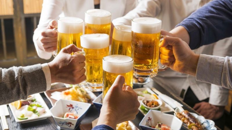 Rượu bia không chỉ làm nặng thêm tình trạng bệnh gout mà còn có hại với sức khỏe khi sử dụng không điều độ