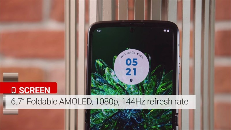 Màn hình chính của Motorola Razr 2022 sử dụng tấm nền AMOLED có thể gập lại với kích thước 6.7 inch.
