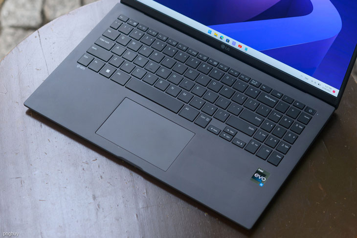 Laptop LG Gram được thiết kế bàn phím nảy cùng 4 dãy số numpad giúp người dùng nhập số liệu dễ dàng