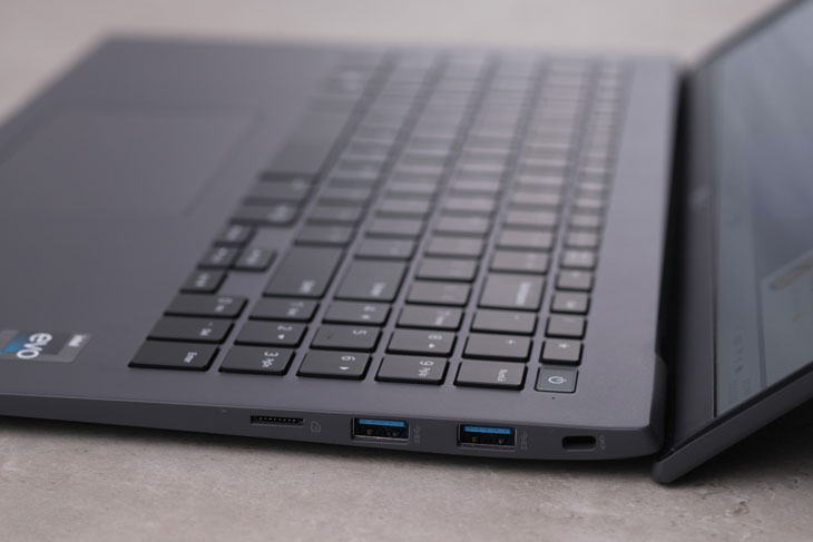 Laptop LG Gram được tích hợp đa dạng cổng kết nối giúp bạn ghép nối với các thiết bị dễ dàng