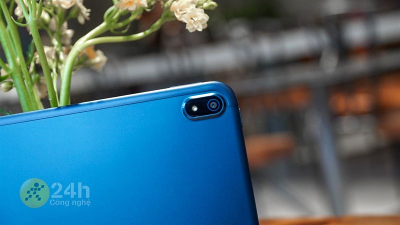 Máy tính bảng sang trọng từ kim loại mang đến sự thanh lịch cho người giáo viên