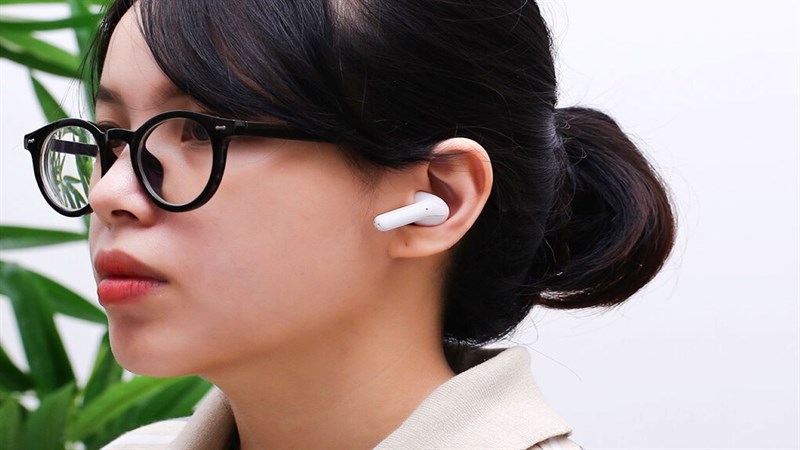 Kiểu dáng ôm tai, chất âm vô cùng ấm.