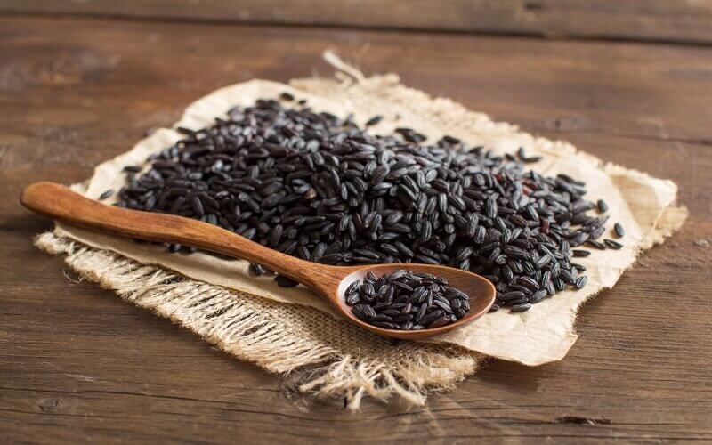 Gạo lứt đen hay còn gọi là gạo cẩm, đây là giống ngũ cốc nguyên hạt