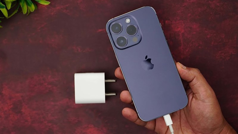 Chỉ cần chờ khoảng 30 phút sạc thì mình vẫn có thể sử dụng iPhone 14 Pro trong một khoảng thời gian nhất định. Nguồn: Techniqued.