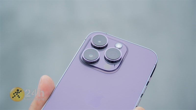 Cụm camera sau với kích thước siêu to là một trong những đặc điểm để chúng ta nhận diện iPhone 14 Pro.