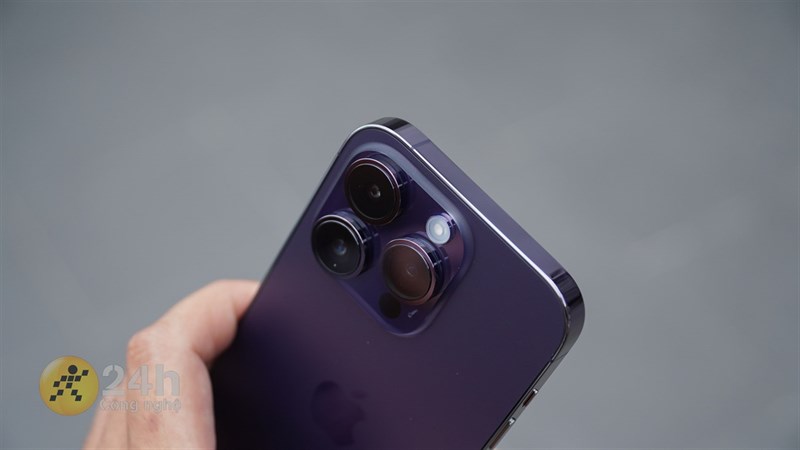 Khi cầm iPhone 14 Pro, ngón tay của mình thường vô tình chạm vào cụm camera ở phía sau.