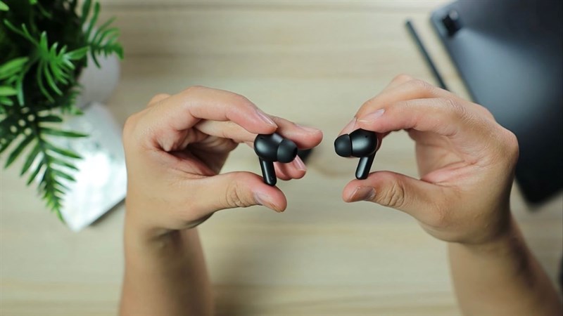Redmi Buds 4 Pro có tổng thể thiết kế khá quen thuộc và tương tự với nhiều sản phẩm tai nghe không dây khác trên thị trường.