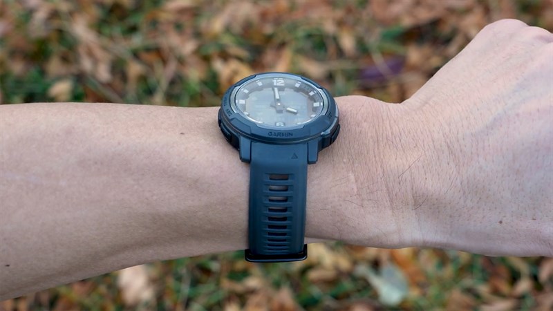 Garmin Instinct Crossover được trang bị dây silicone giúp đeo tay thoải mái