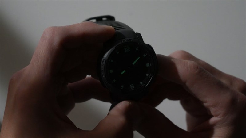 Hệ thống kim đồng hồ của Garmin Instinct Crossover được phủ lớp phát quang Super-LumiNova và tính năng tự hiệu chỉnh RevoDrive