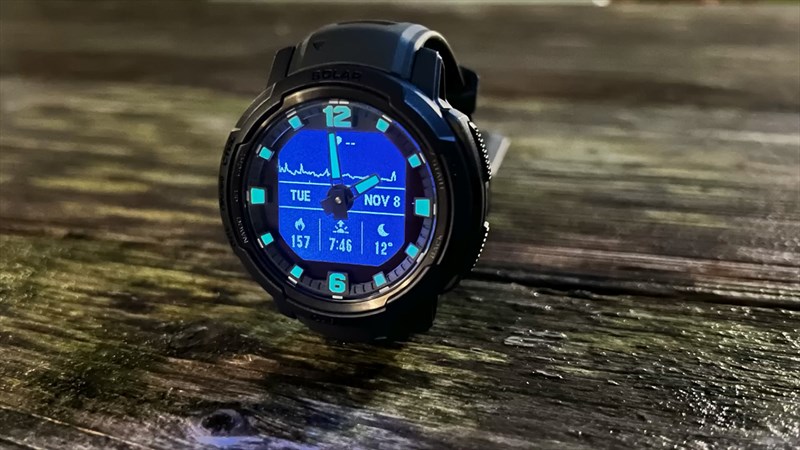 Mặt trước của Garmin Instinct Crossover là màn hình 0.9 inch với khả năng hiển thị tốt ở mọi môi trường