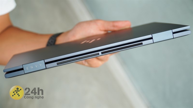 Phần cạnh sau và bản lề của HP Envy X360 13 bf0090TU được mình đánh giá cao cả về độ chắc chắn lẫn thiết kế. Phần cạnh sau và bản lề của HP Envy X360 13 bf0090TU được mình đánh giá cao cả về độ chắc chắn lẫn thiết kế.