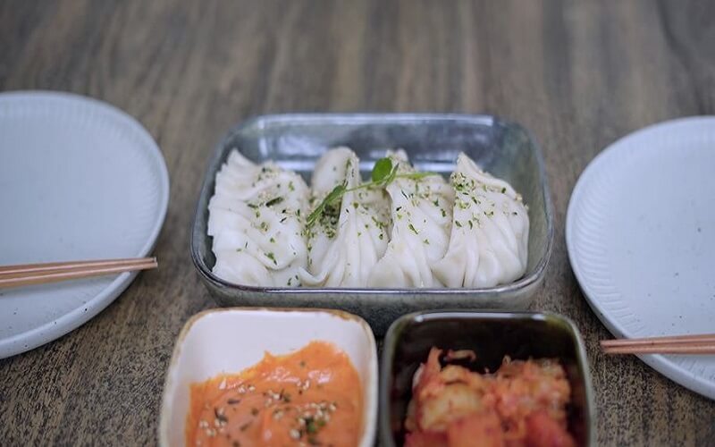 Dọn bánh Mandu nhân kim chi ra dĩa, là có thể dùng