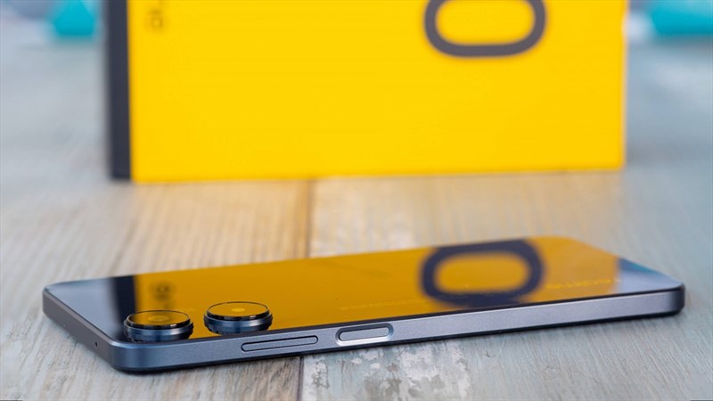 Cạnh bên phải của realme 10 là nơi đặt nút nguồn, nút tăng/ giảm âm lượng Cạnh bên phải của realme 10 là nơi đặt nút nguồn, nút tăng/ giảm âm lượng