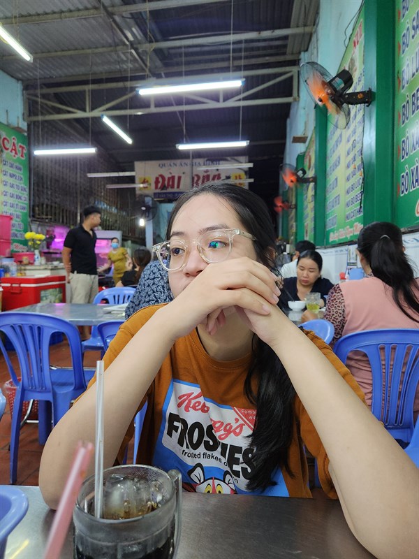 Ảnh chụp chân dung trong điều kiện ánh sáng phức tạp từ camera Galaxy S22.