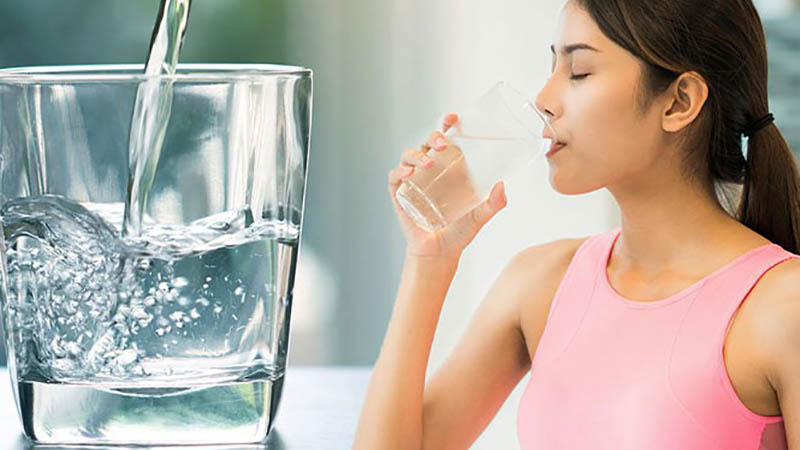 Hãy uống nhiều nước để ngăn ngừa viêm bàng quang