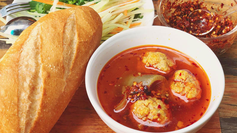 Thưởng thức bánh mì xíu mại Đà Lạt