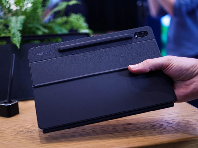 Giống với Galaxy Tab S8, Galaxy Tab S8 FE vẫn được hỗ trợ bút cảm ứng