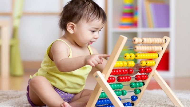Cho trẻ tiếp xúc với những chất liệu khác nhau