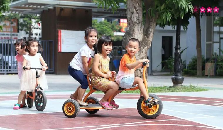 Một số hoạt động vận động thô của trẻ 1 tuổi cha mẹ nên biết