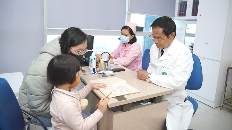 Hãy đưa trẻ đi khám khi có các dấu hiệu nhược thị