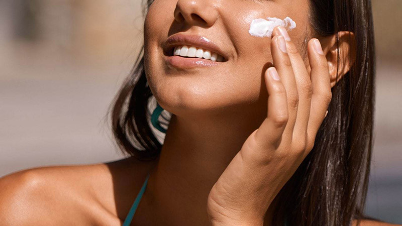 Bôi kem chống nắng hàng ngày là một thói quen giúp bảo vệ làn da tránh khỏi tia UV có hạ