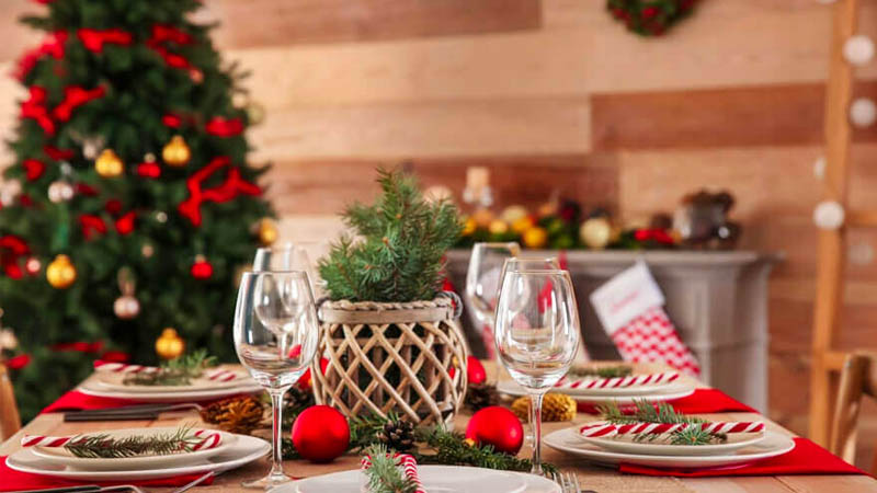 8 cách trang trí bàn tiệc Giáng sinh đẹp, đơn giản dịp lễ Noel