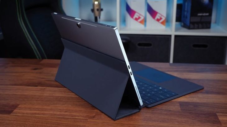 Ngoại hình máy lai giữa laptop và máy tính bảng