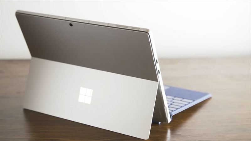 Cạnh bên trái của Surface Pro 9 5G là nơi hiện hữu của hai cổng USB Type-C Cạnh bên trái của Surface Pro 9 5G là nơi hiện hữu của hai cổng USB Type-C