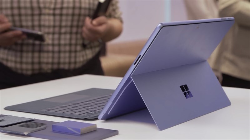 Còn cạnh bên trái của Surface Pro 9 5G là cổng sạc Surface Connect Còn cạnh bên trái của Surface Pro 9 5G là cổng sạc Surface Connect